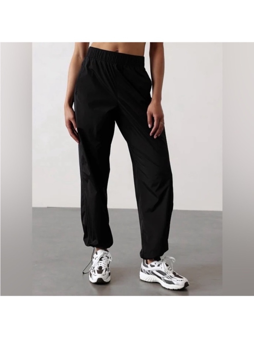 Athleta Black Pentalon Rise Pants Size Medium NWT (adjustable cord bottom)